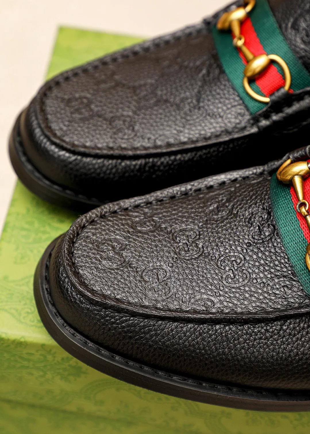 Men's shoes 💰460 💐 Product trademark: GUCCI "Gucci" casual leather shoes Regular size: 38-44 (45🉑️customized) Product materials: Selected imported first-layer pebbled cowhide embossed upper + luxury hardware buckle, imported water-dyed cowhide leather lining. Strong three-dimensional visual effect, original combination outsole Color: 5⃣️colors available